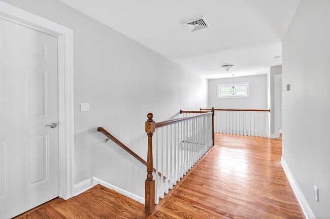 Building Photo - 70 Maple Oak Dr
