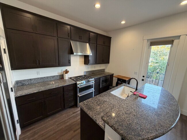 Building Photo - 3 Bedroom | 2.5 Bathroom | Crocker Village House