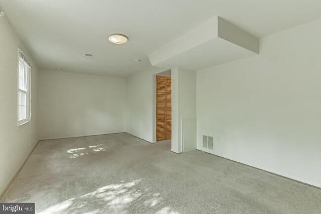 Building Photo - 3025 Ellenwood Dr