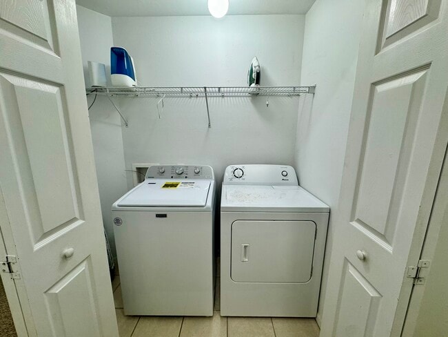 Building Photo - 860 Hampton Cir