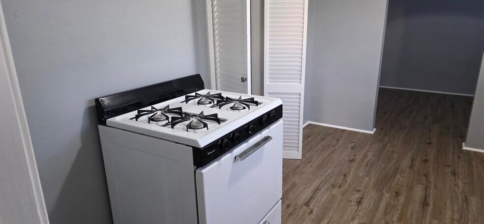 Building Photo - 3304 N Mountain View Ave