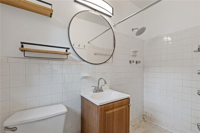 Building Photo - 1435 Thomas Rd