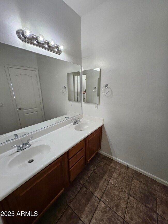 Building Photo - 2065 E Hulet Dr