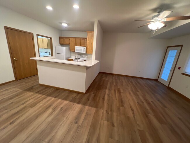 Building Photo - Large 2 Bedroom, 2 Bath apartment with 2 c...