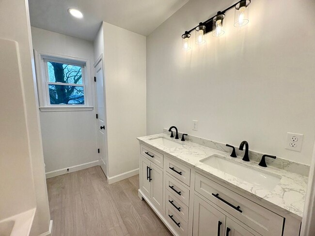 Building Photo - Newly Built 3 Bedroom 1.5 Bathroom Available in Spring Grove!