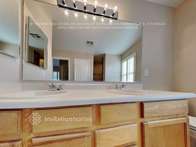 Building Photo - 6062 S Bell Pl