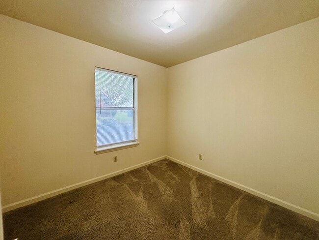 Building Photo - 208 Pheasant Run Dr