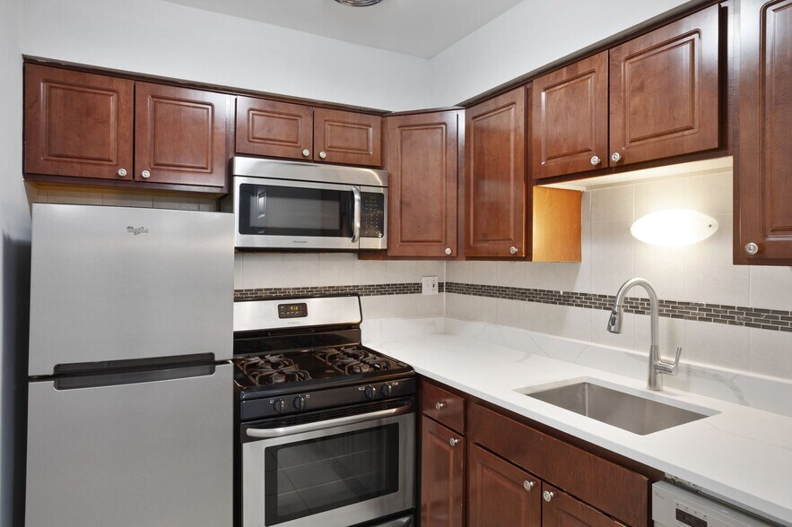 Building Photo - 6755 N Sheridan Rd