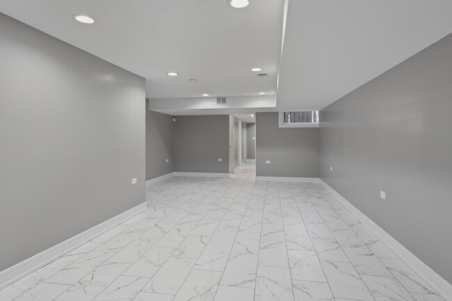 Building Photo - 2816 W Warren Blvd