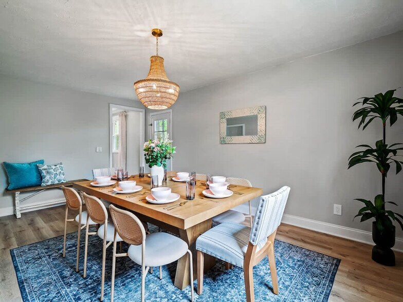 Building Photo - 5012 Hollyview Dr