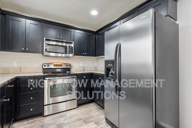 Building Photo - 1860 E Adelaide Dr