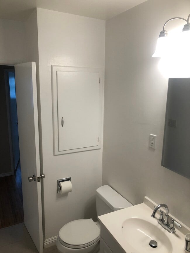 bathroom entrance - 1800 Green Ln