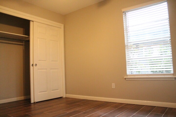 Building Photo - 2204 Camellia Ave
