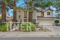 Building Photo - Jaw-dropping location 3 Bedroom Home at th...