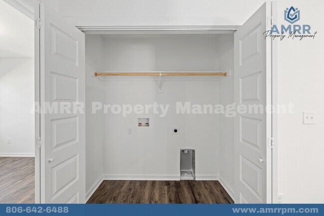 Building Photo - New 3 Bedroom Townhome!