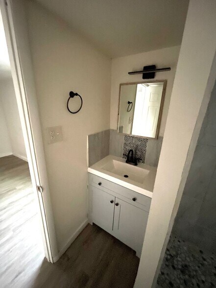 Building Photo - 4402 E Seneca St