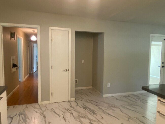 Building Photo - 4 BEDROOM WITH POOL
