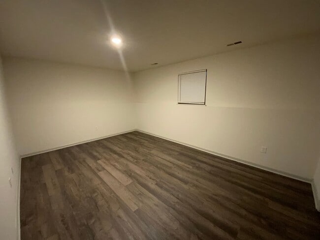 Building Photo - 2 Bedroom Apartment