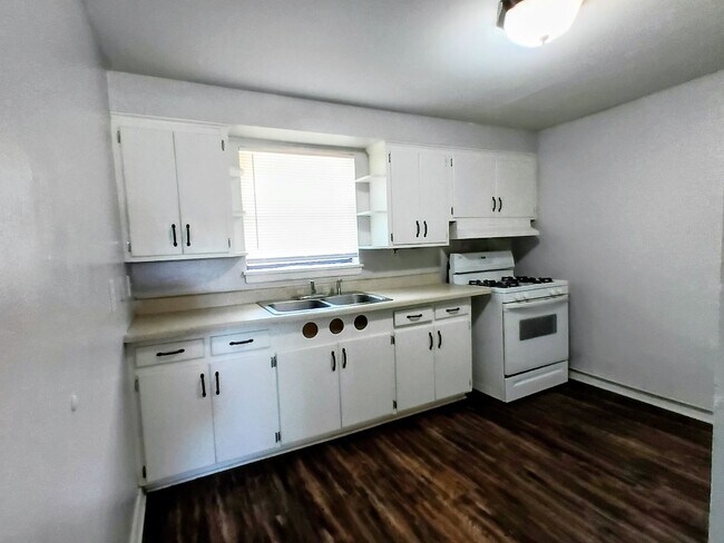 Building Photo - Epperly Heights School- FIRST FULL MONTH FREE, HAPPY HOLIDAYS!