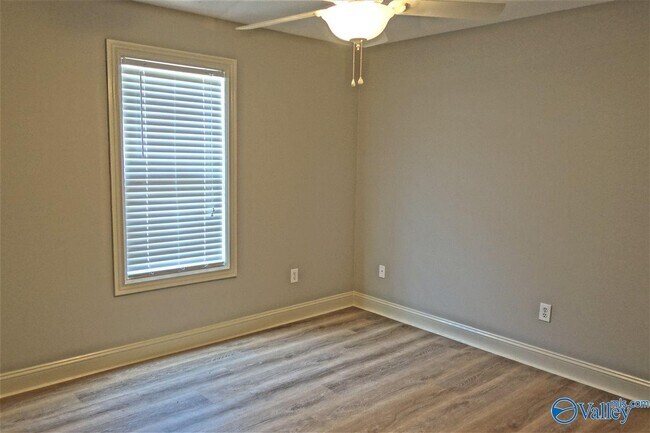 Building Photo - 16992 Woodhaven Dr