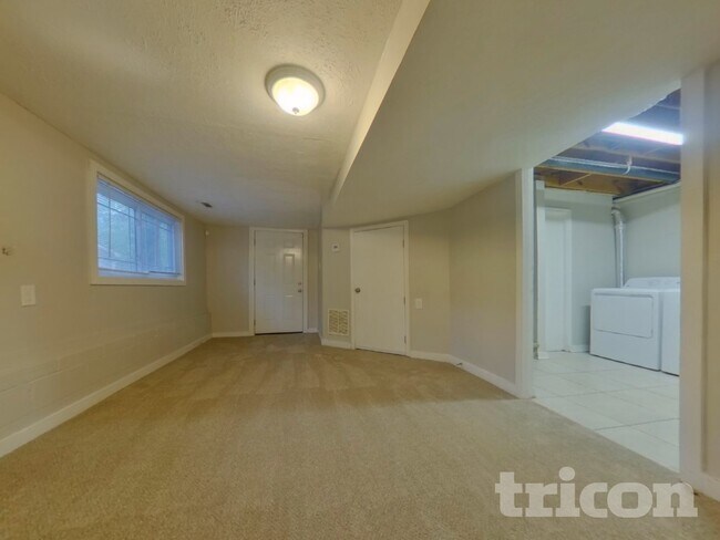 Building Photo - 6640 Valley Hill Dr