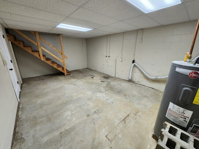 Building Photo - 6295 Dresden Rd