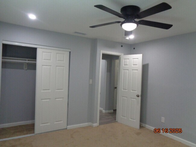 Building Photo - Cute and Cozy Ranch Style Home in East Lan...