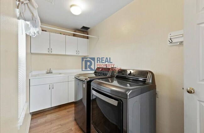 Building Photo - 10010 Irving St