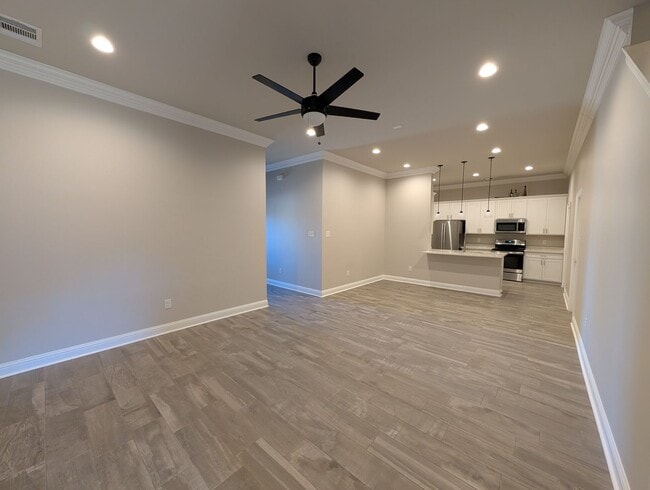 Building Photo - Legacy Pointe 3/3 Charmer