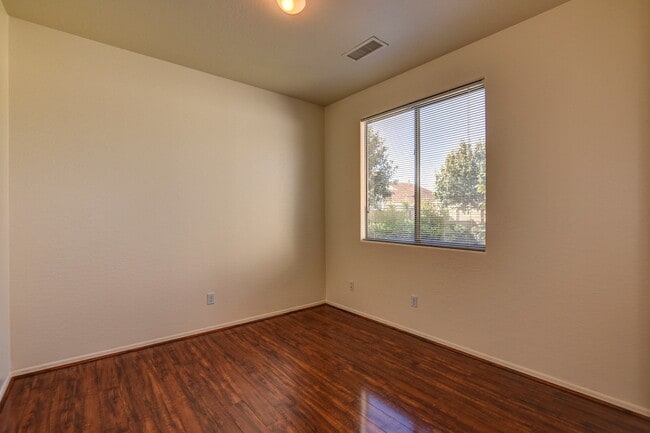 Building Photo - Upgraded 3 bed 2 bath StoneRidge Beauty!