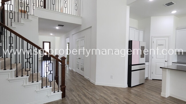 Building Photo - 10231 Sovereign Dr