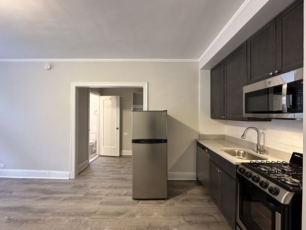 Building Photo - 3335 W Diversey Ave