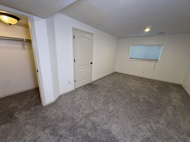 Building Photo - 8633 Chase Cir