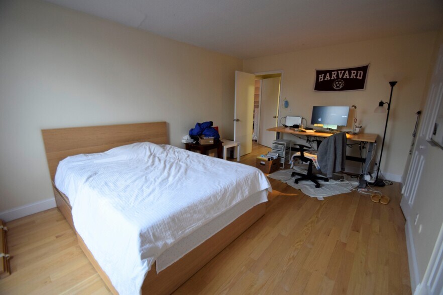 Building Photo - 33 Pond Ave