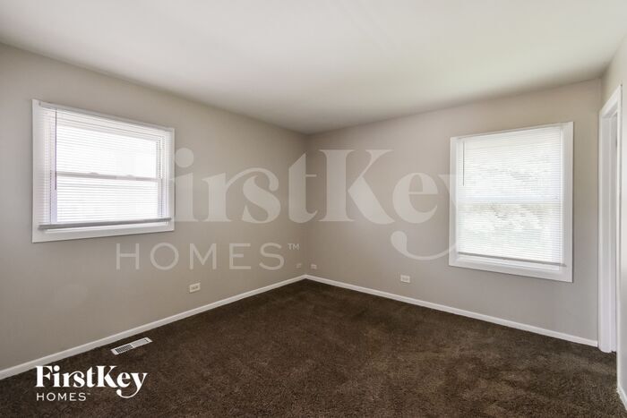Building Photo - 1493 Glen Ellyn Rd