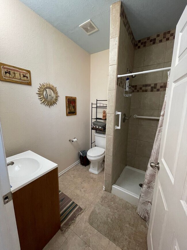 Building Photo - NEW ON MARKET