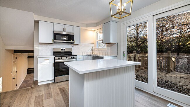 Building Photo - 9841 Melrose Dr
