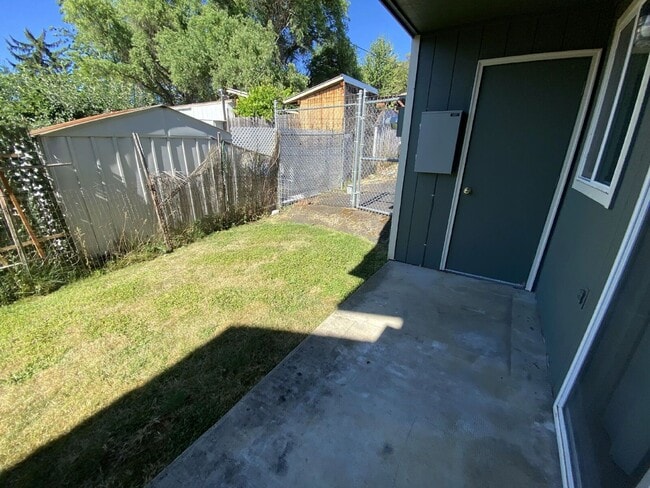 Building Photo - 152 NE Atkinson Ct