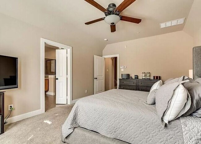 Building Photo - Upscale living in this fabulous Townhome!