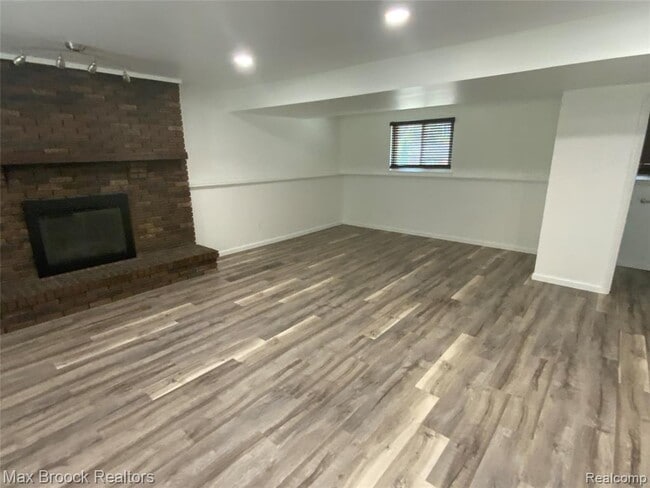 Building Photo - 5715 Sunnycrest Dr