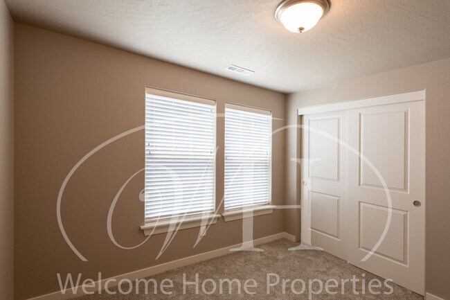 Building Photo - Brand NEW Home Overlooking the Golf Course