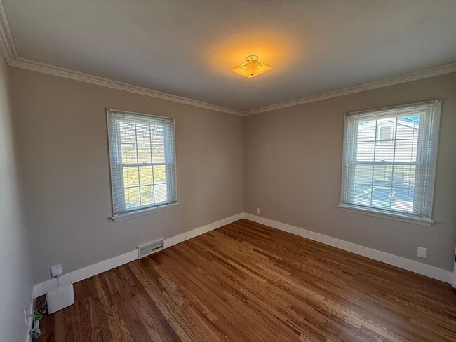Building Photo - 11015 Golf Crest Dr