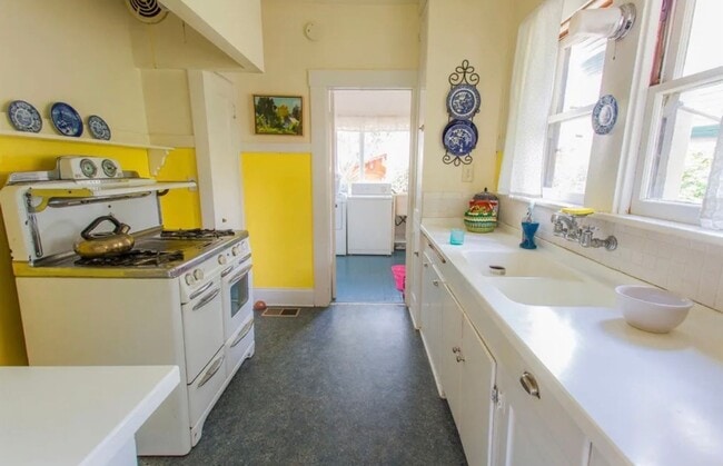 Building Photo - Beautiful Southside Los Banos Rental