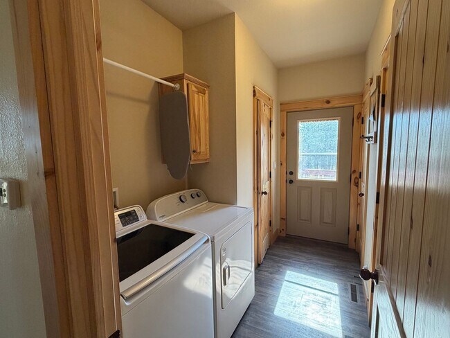 Building Photo - 348 La Escena Dr