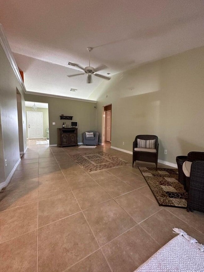 Building Photo - 707 NW Floresta Dr