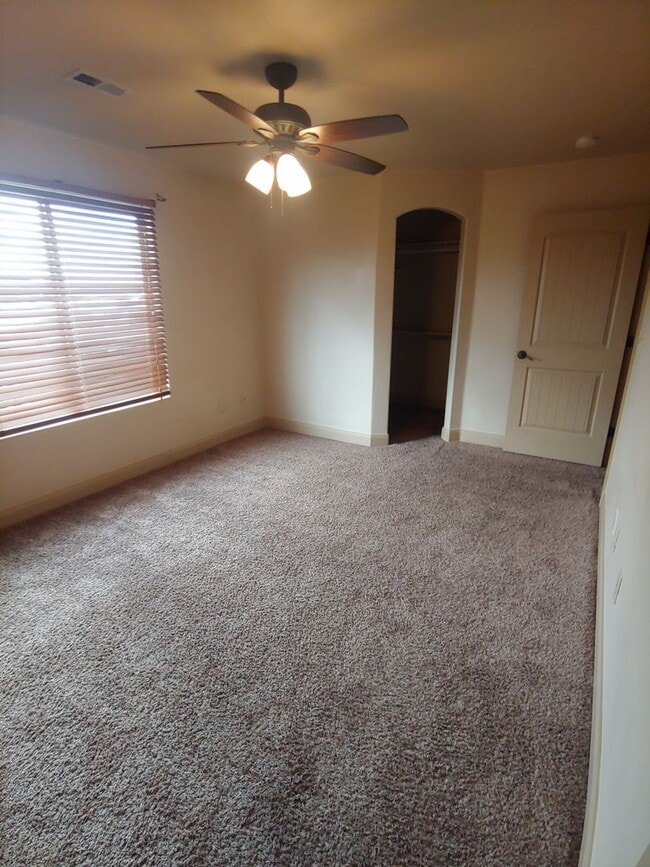 Building Photo - Pet friendly home