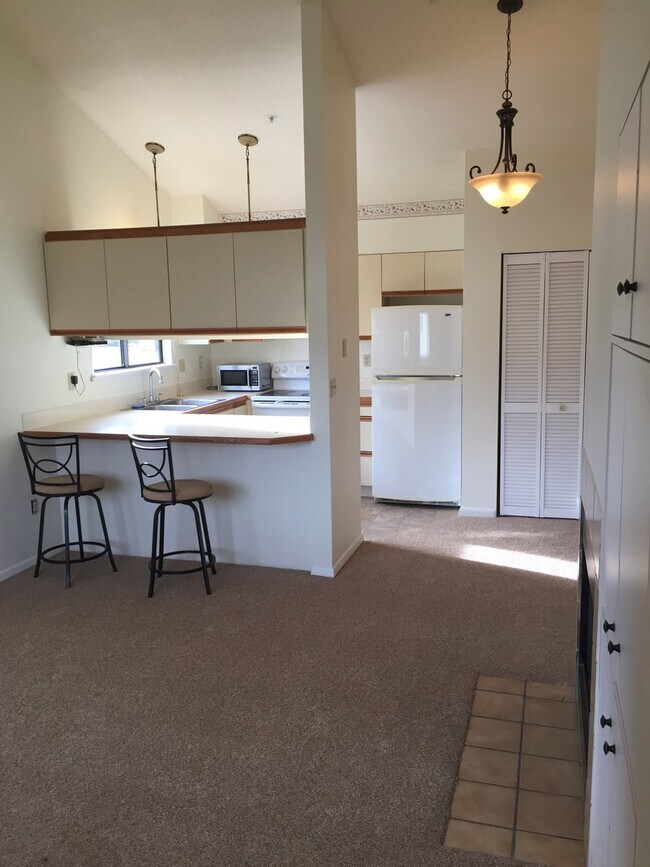 Building Photo - One Bedroom Top Floor Corner Unit Condo