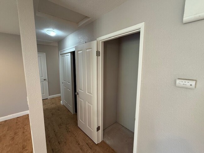 Building Photo - Massive 4-Bedroom home in Quiet Green Vall...