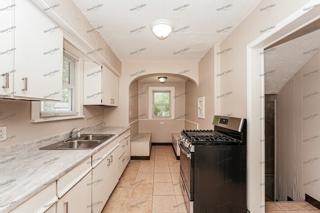 Building Photo - 805 Woodland Ave