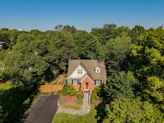 Building Photo - 903 Crestview Dr
